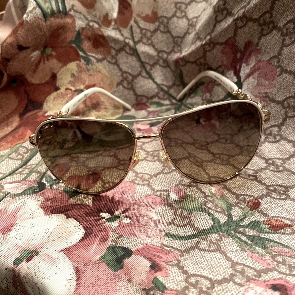 Authentic Gucci marina chain aviator sunglasses. Worn once!
